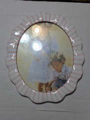 8×10 Country Pink / Candy Cane Striped Oval Frame in Box – Never Used Pre-owned