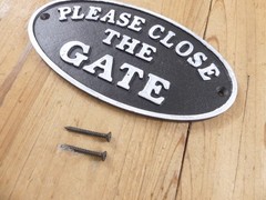Cast Iron Please Close The Gate Plaque Sign Black & White Fence Decor Oval