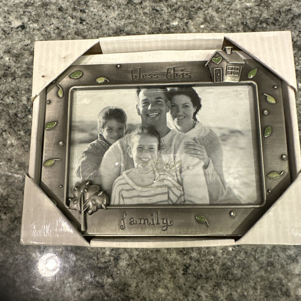Metal picture frame for a Family Photo, 6 x 4 inches, Fetco Home Decor NIB