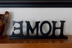 FREE STANDING 20 3/8″ L x 6 1/2″ H BLACK DISTRESSED WOOD LETTERED «HOME» SIGN