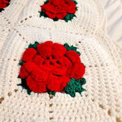 VTG 3D Afghan Blanket Granny Square Red Roses White Large 86″x56″ Bed Cover