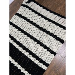 GORGEOUS BLACK & CREAMY WHITE GRANNY SQUARE CROCHET AFGHAN BLANKET THROW 44″X77″