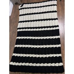 GORGEOUS BLACK & CREAMY WHITE GRANNY SQUARE CROCHET AFGHAN BLANKET THROW 44″X77″