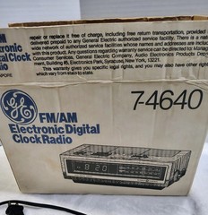 7-4640 Electronic Digital AM/FM Alarm Clock Radio Wood Grain Original Box Works