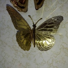 4 VINTAGE METAL WALL ART BUTTERFLIES LARGE AND SMALL, PRETTY AND READY TO HANG