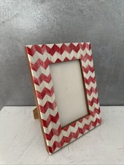 Mosaic Chevron Pattern SHELL Inlay Red/White Picture Frame photo Size 4×6 P18