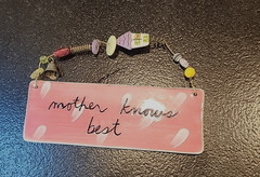 SILVESTRI SANDRA MAGSAMEN PLAQUE «MOTHER KNOWS BEST» Ceramic Plaque 7” PINKS
