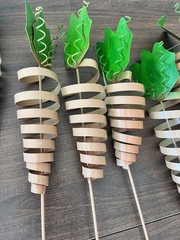 METAL CARROTS RUSTIC PRIMITIVE DECOR EASTER SPRING Set Of 6 (1 Is Off Stick)