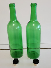 2 EMERALD GREEN CORKED GLASS BOTTLES SOLID DESIGN 11.5 INCHES HOLDS 22 OZS