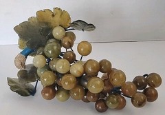 VTG MCM Jade Stone Grape Bunch Cluster Carved Leaves Mid-Century 10″X7″ (Read)