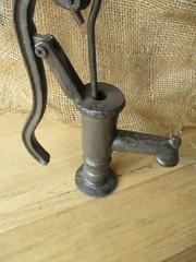 RUSTIC CAST IRON PUMP CISTERN WATER DECOR ONLY 8.5″ TALL GARDEN FARM BATHROOM