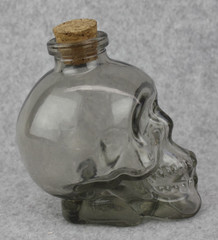 Skull Head Glass Bottle Decanter Cork Top 6 oz Clear 4″ Tall Halloween Decor