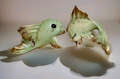 FREEMAN-MC.FARLIN EL MONTE CA CERAMIC 2- GREEN W/GOLD SPECKLES WALL FISH DECOR