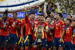 Spain National Football Team Players Champions 2024 Trophy Lift – POSTER 20″x30″