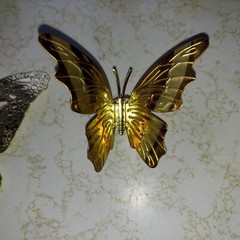 4 VINTAGE METAL WALL ART BUTTERFLIES LARGE AND SMALL, PRETTY AND READY TO HANG