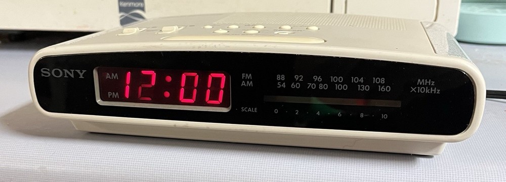 VTG Sony Dream Machine ICF-C420 Digital Alarm Clock 80s 90s White Beige Works