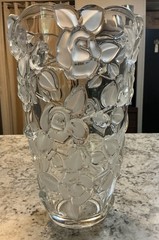 VTG Vase Thick Clear Crystal Glass Floral Motif 10″ Heavy Elegant