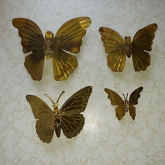 4 VINTAGE METAL WALL ART BUTTERFLIES LARGE AND SMALL, PRETTY AND READY TO HANG