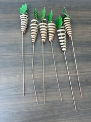 METAL CARROTS RUSTIC PRIMITIVE DECOR EASTER SPRING Set Of 6 (1 Is Off Stick)