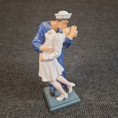 World War 2 Victory At Times Square The Kiss Navy Sailor W/Nurse Statue VJ Day