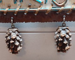 Winter rustic cabin forest scene «Merry Xmas» wall hanging w/dangling pine cones