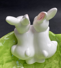 Spring Bunny & Cabbage Dish Rabbit Hill Farm Bunnies in Cabbage Leaf 7.75″ NEW