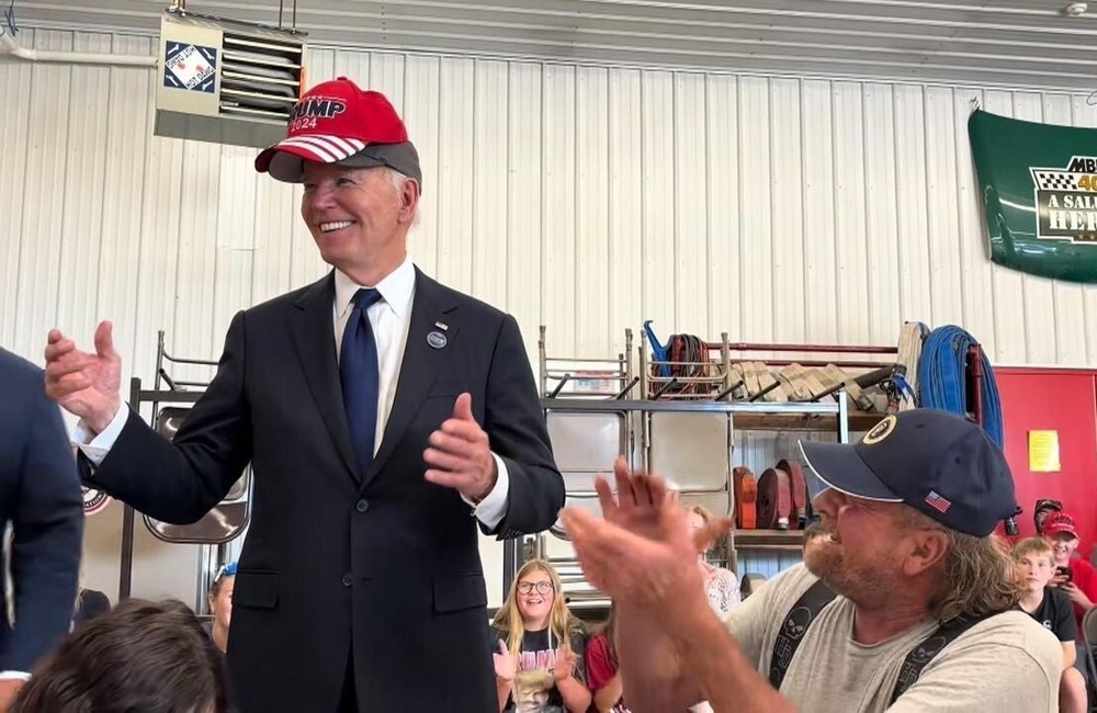 JOE BIDEN WEARING TRUMP HAT GLOSSY POSTER PICTURE PHOTO PRINT BANNER 11258