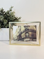 Umbra Prisma Geometric Floating Photo Frame 6×8” Frame for 4×6” Photo Gold *NEW*