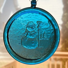 Blue Art Glass Suncatcher Ornament Snowman Winter Scene 3 5/8″ Round