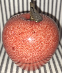 VTG ITALIAN ALABASTER MARBLE METAL LEAF STONE FRUIT RED APPLE PAPERWEIGHT ITALY