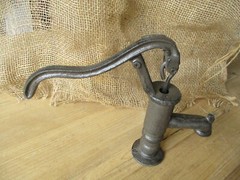 RUSTIC CAST IRON PUMP CISTERN WATER DECOR ONLY 8.5″ TALL GARDEN FARM BATHROOM