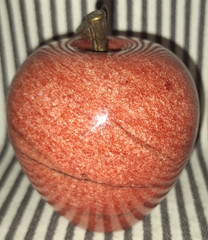 VTG ITALIAN ALABASTER MARBLE METAL LEAF STONE FRUIT RED APPLE PAPERWEIGHT ITALY