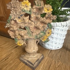 Hubley #489 cast iron doorstop featuring a floral bouquet in a vase