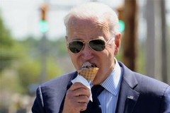 JOE BIDEN EATING ICE CREAM GLOSSY POSTER PICTURE BANNER PRINT PHOTO pres 8061