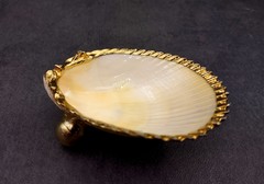 Gold-Plated Single Footed Shell Dish (1 Shell approx. 3-4 inches)
