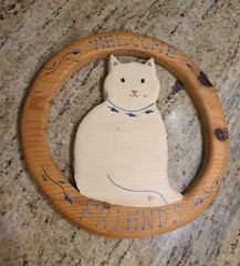 Wood Welcome Friends Round Sign Cut out White Cat Hand Painted 80’s Hearts 10.5″