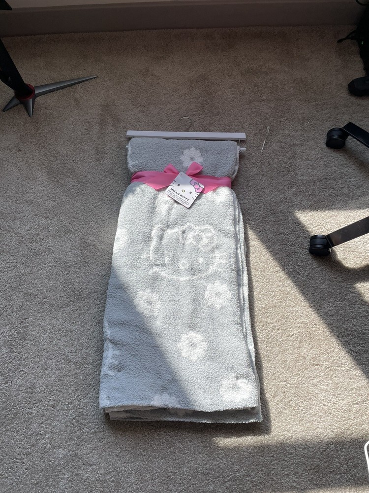 Hello Kitty Super Soft Gray & White Throw Blanket 50×60″ Reversible