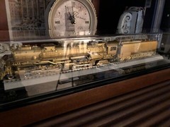 Train Display Case HO Scale 24″ Acrylic Railroad Model Locomotive USA Cabinet