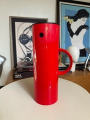 Vintage Red Tall Thermos – Sleek Modern Design 60s