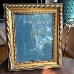 New Vintage 1990s Jennifer Moore 8″ x 10″ picture frame Gold Moulding