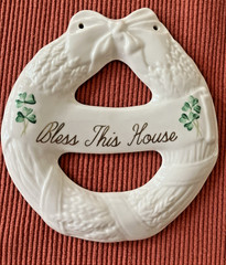 Belleek House Blessing Wreath 6″ Ceramic Shamrock