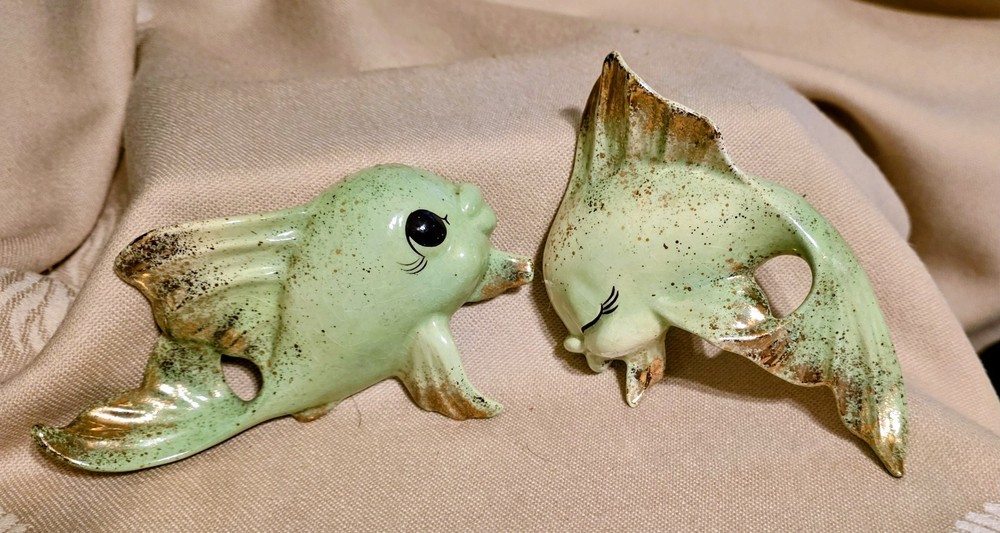 FREEMAN-MC.FARLIN EL MONTE CA CERAMIC 2- GREEN W/GOLD SPECKLES WALL FISH DECOR
