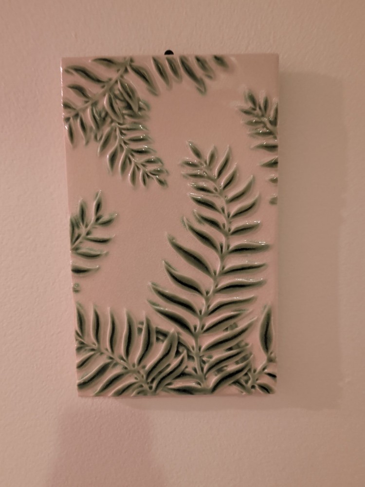 Home Interior Fern Pattern Ceramic Wall Decor Tile 11in x 6.75. Vintage 2008