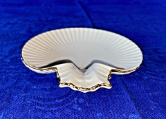 Lenox Scallop-shape Trinket Ivory Dish with gold accent, 5.75×5.25 in