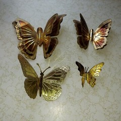 4 VINTAGE METAL WALL ART BUTTERFLIES LARGE AND SMALL, PRETTY AND READY TO HANG