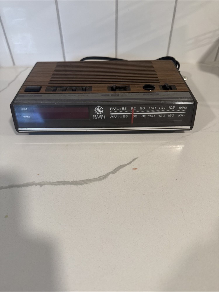 GE General Electric 7-4624B Woodgrain AM FM Digital Clock Radio Vintage MCM