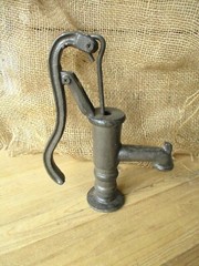 RUSTIC CAST IRON PUMP CISTERN WATER DECOR ONLY 8.5″ TALL GARDEN FARM BATHROOM