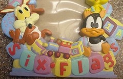 VINTAGE 1990s SIX FLAGS-LOONEY TUNES-HAND PAINTED RESIN PICTURE FRAME 9.5×10.5″