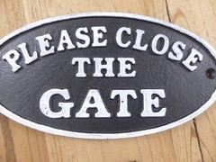 Cast Iron Please Close The Gate Plaque Sign Black & White Fence Decor Oval