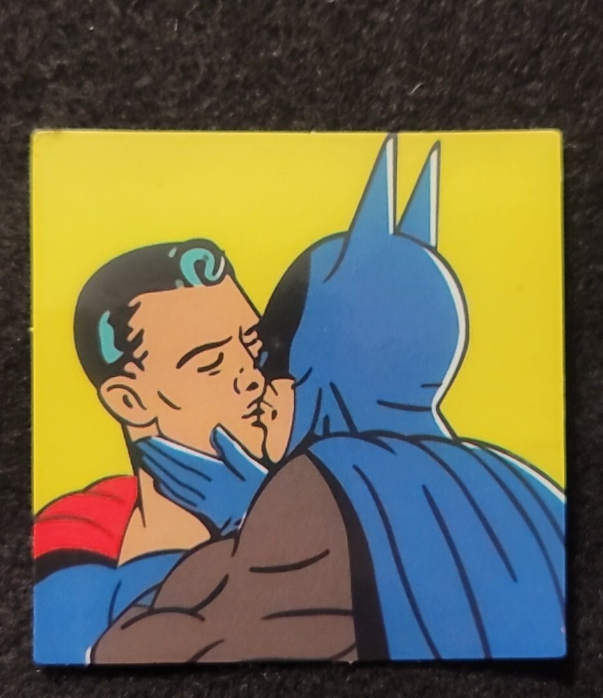 SUPERMAN BATMAN STICKER «KISSING» 2 1/2 X 2 1/2 » GLOSSY